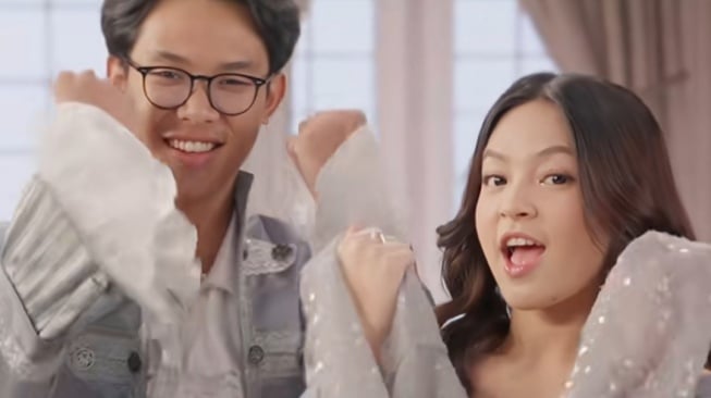 Eca Atmosfer kemudian Alam Ganjar Terciduk Pakai Barang Couple, Netizen: Pacaran Mode Privat