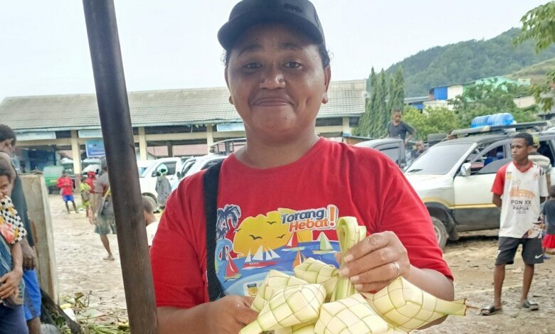 Pedagang Papua rutin terima pesanan daun ketupat di mana Idul Adha