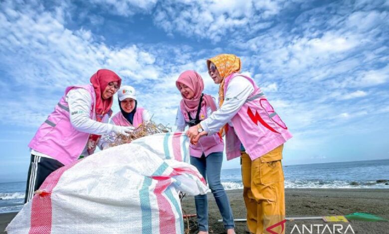 Srikandi PLN NTB berikrar membantu kegiatan peduli lingkungan