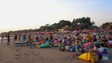 Libur Panjang, Turis Berburu Senja di tempat di Pantai Seminyak Bali