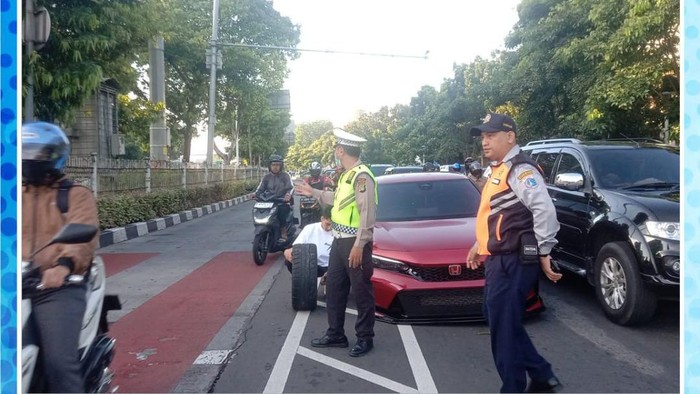 Ban Mobil Sedan Lepas dalam Jalan Salemba, Lalin Arah Senen Macet