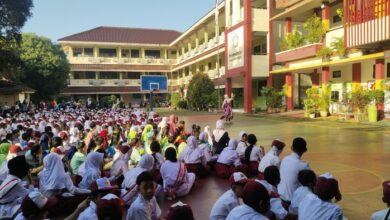 Semangat Siswa Baru di Hari Pertama Sekolah, Mandi kemudian Sarapan Lebih Dini Hari