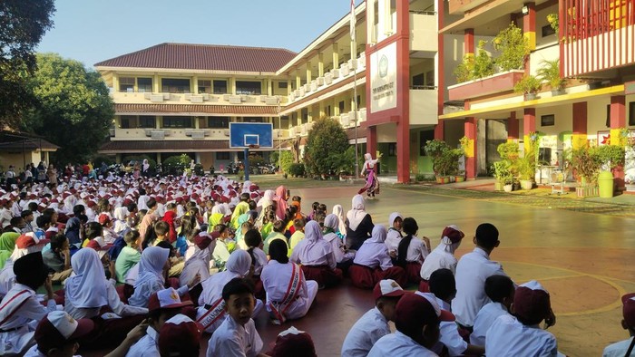 Semangat Siswa Baru di Hari Pertama Sekolah, Mandi kemudian Sarapan Lebih Dini Hari