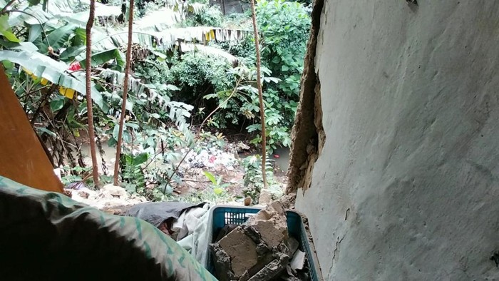 Rumah Warga ke Bogor Jebol Terbawa Longsor, Penghuni Diimbau Mengungsi